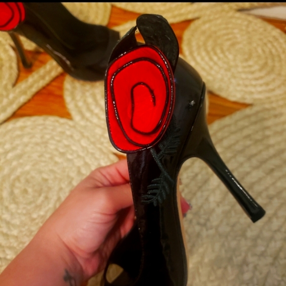 NWTs patent leather 3-D rose flower d'orsay pumps - Picture 11 of 12